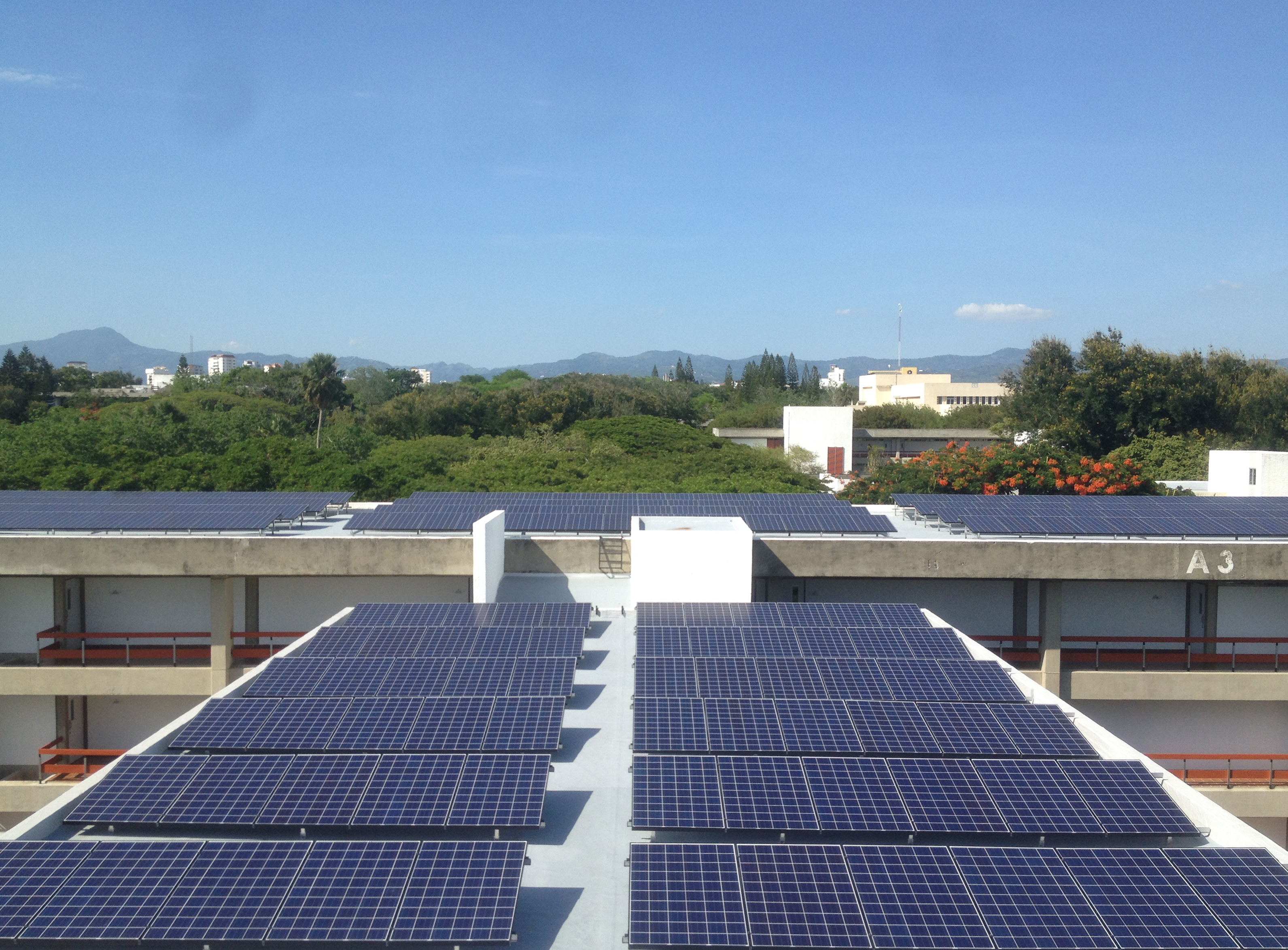 Image of 70-kilowatt system at Pontificia Universidad Catolica Madre y Maestra