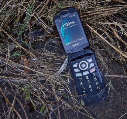 Flip-phone-grass.jpg